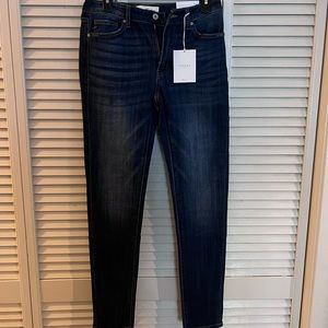 Great fit! Love kancan jeans